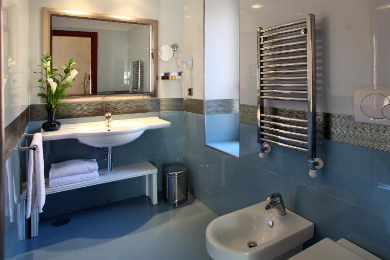 Double or Twin Room image 4