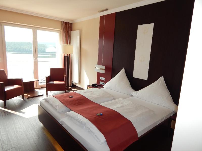 Double Room with Lake View image 4