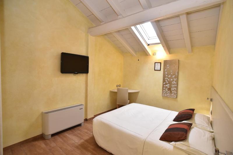Double or Twin Room image 4