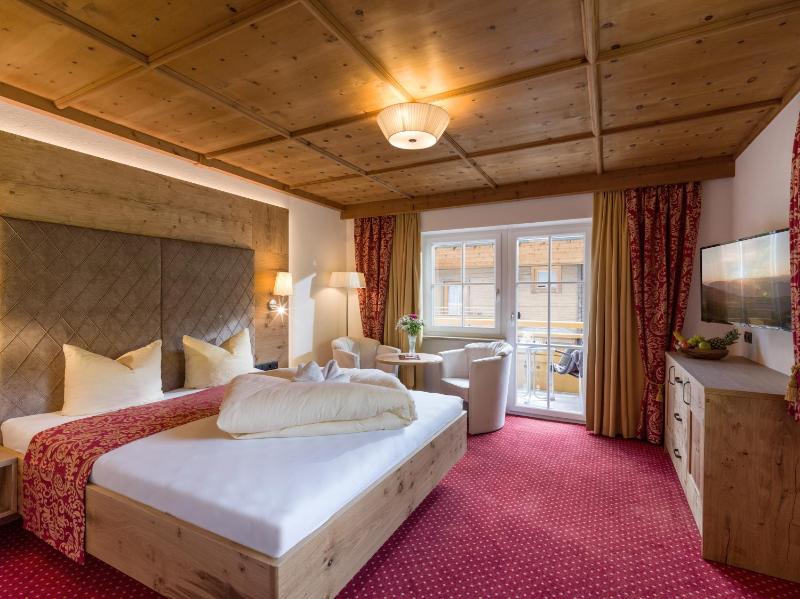 Classic Double Room with Balcony image 4