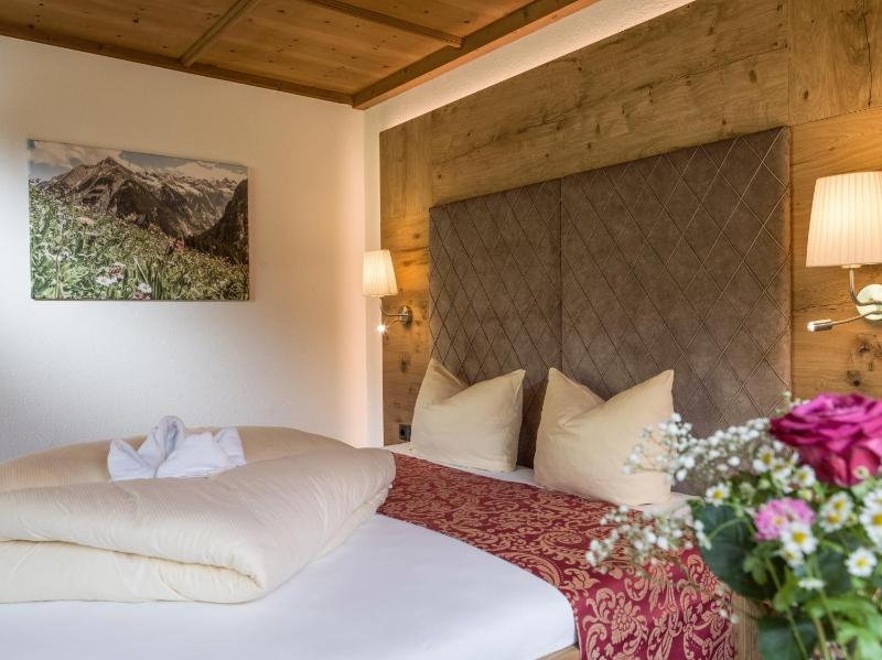 Classic Double Room with Balcony image 3