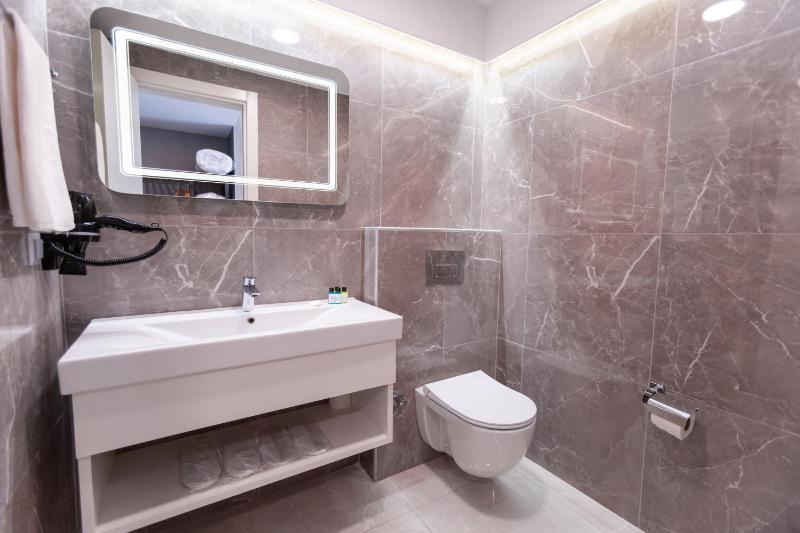 Deluxe Double Room image 3