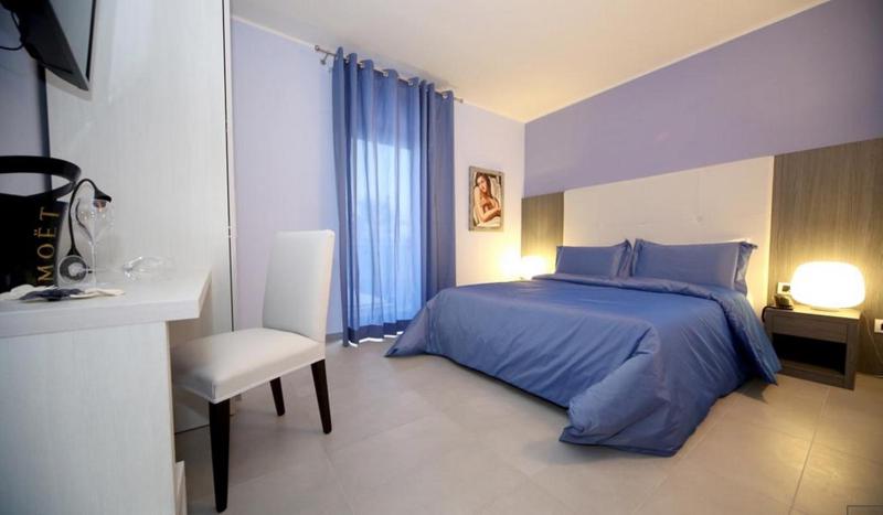 Deluxe Room image 3