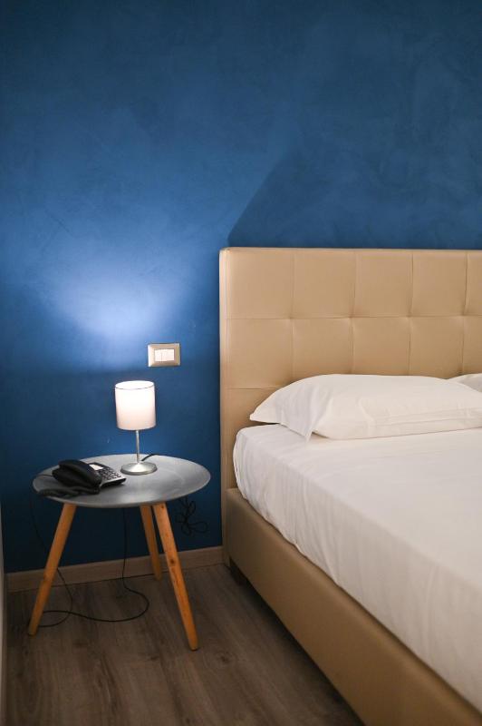 Deluxe Double or Twin Room with Balcony and Sea View image 4