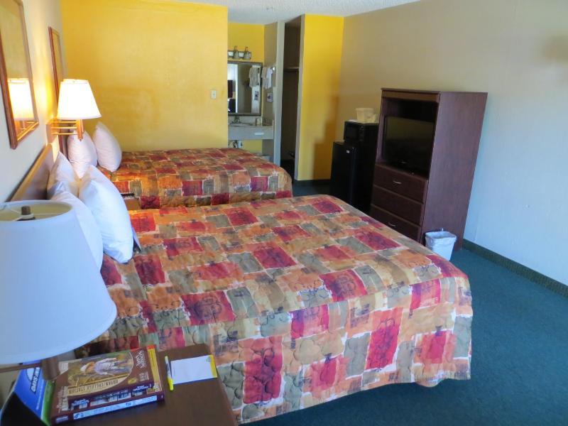 Double Room with Two Double Beds - Smoking image 2
