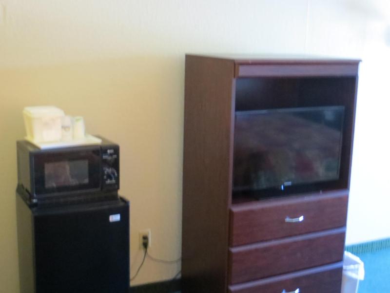 Queen Room with Two Queen Beds - Non-Smoking image 2