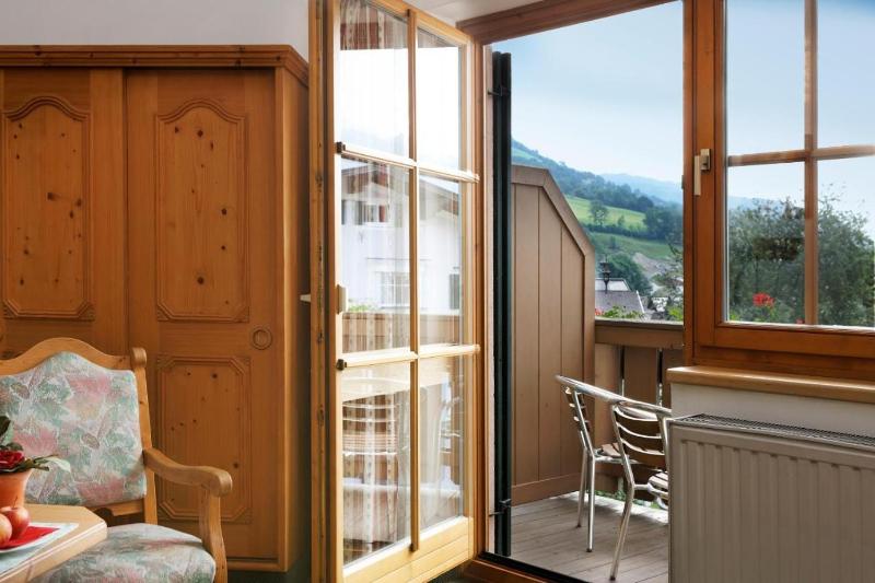 Triple Room with Balcony image 4