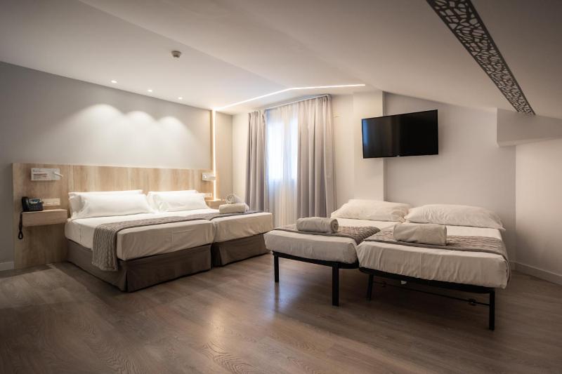 Classic Quadruple Room image 4