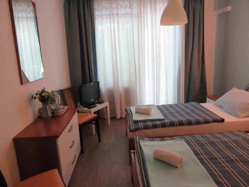 Twin Room with Balcony image 4