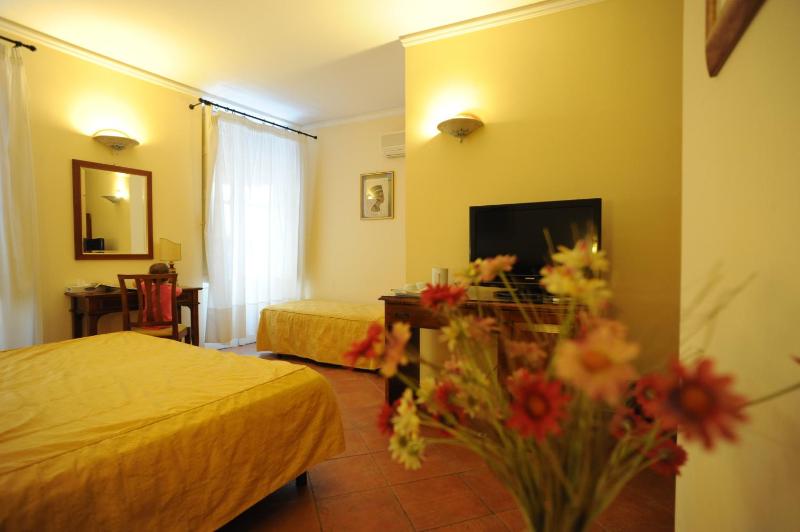 Superior Triple Room image 4