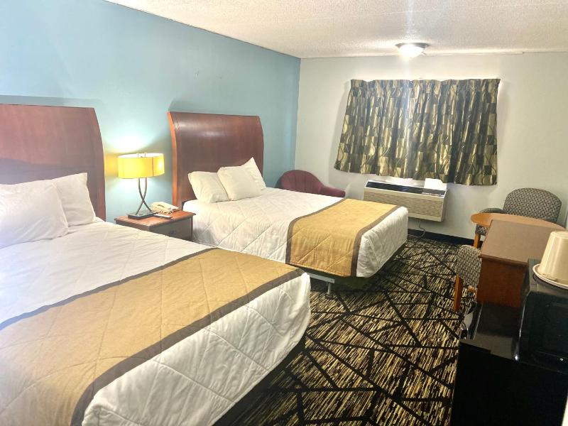 Queen Room with Two Queen Beds - Non-Smoking image 3