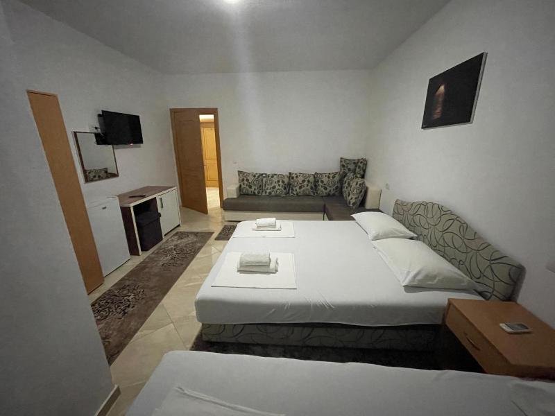 Economy Triple Room image 3