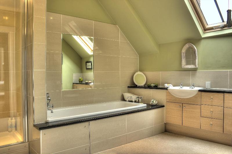 King Room with Garden View and private external bathroom  image 3