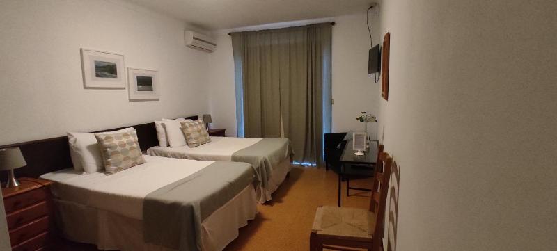 Basic Twin Room image 3