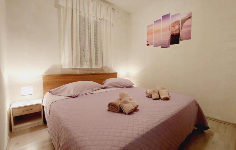 One-Bedroom Apartment with Terrace and Sea View image 1