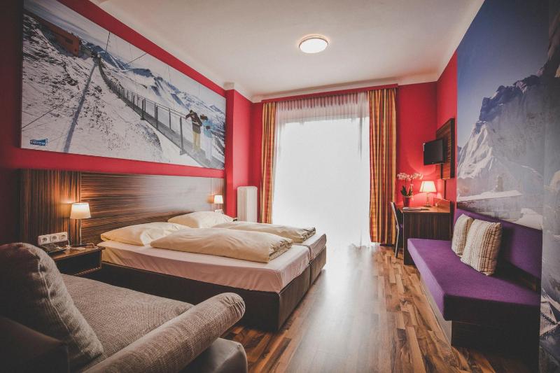 Double Room with Balcony image 4