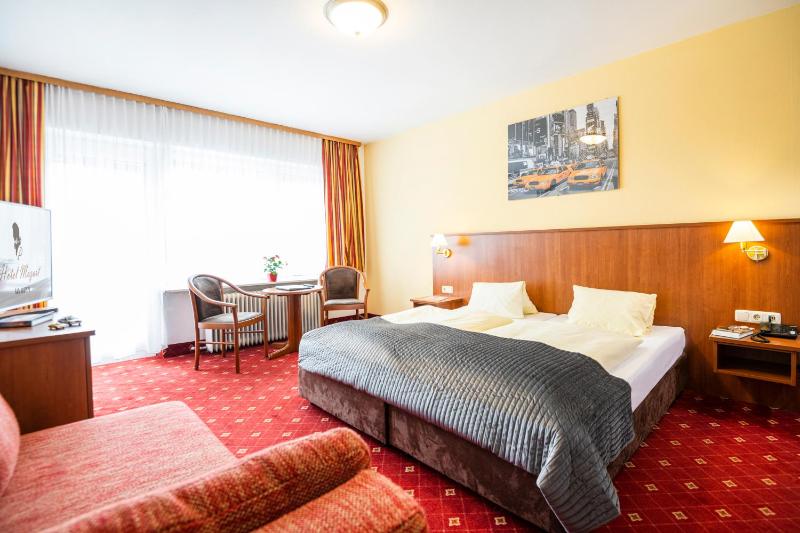 Double Room with Balcony image 2