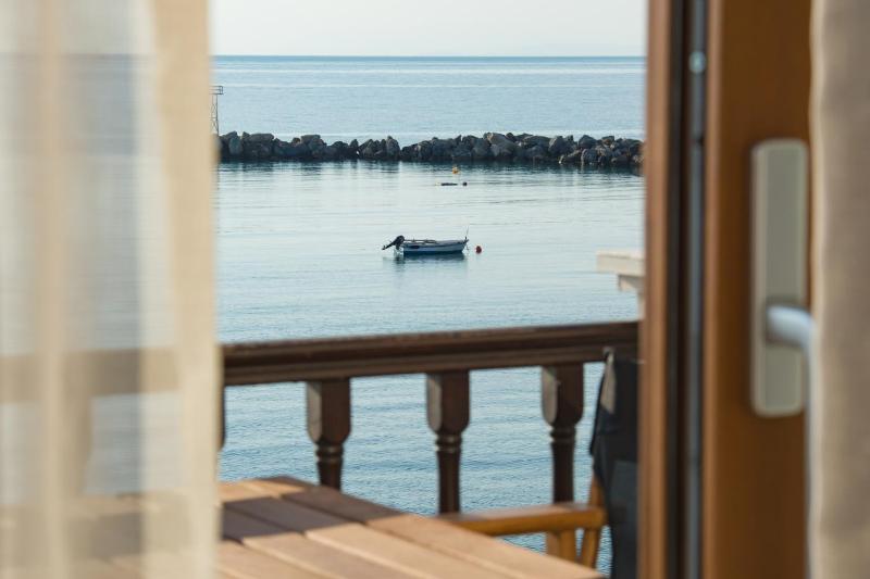 Standard Twin Room with Sea View image 2