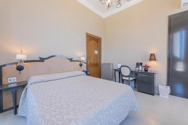 Superior Double Room image 4