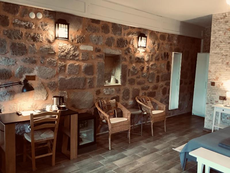 Deluxe Double Room with Patio image 4