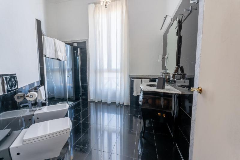 Deluxe Double Room image 3