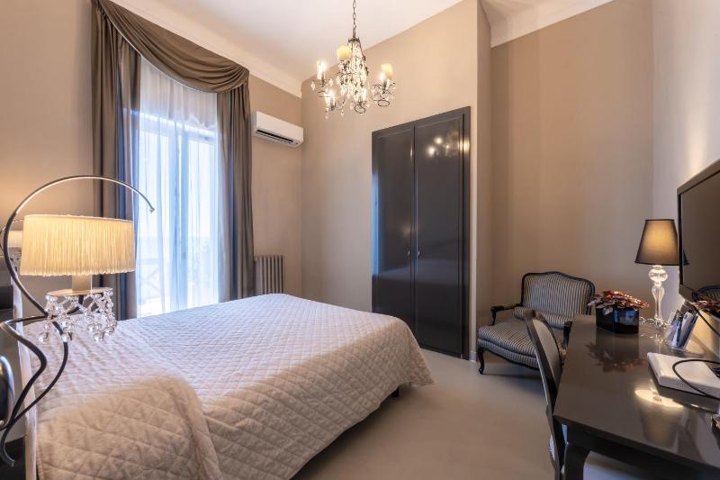 Deluxe Double Room image 1