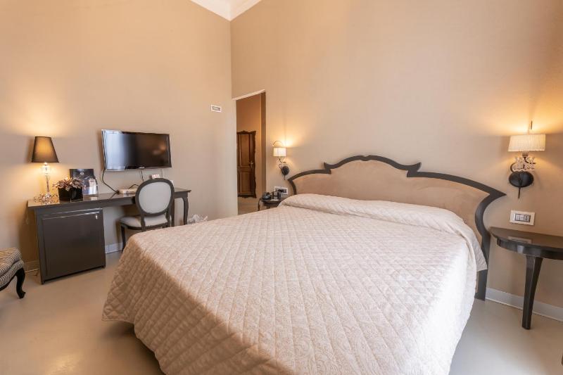 Deluxe Double Room image 4