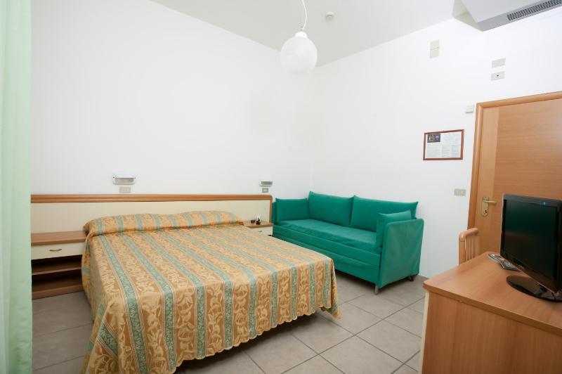 Standard Triple Room image 4