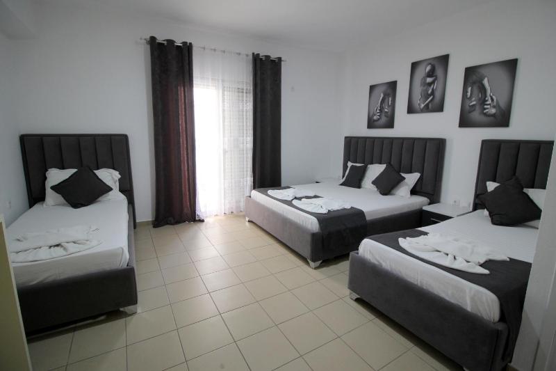 Quadruple Room with Balcony image 3