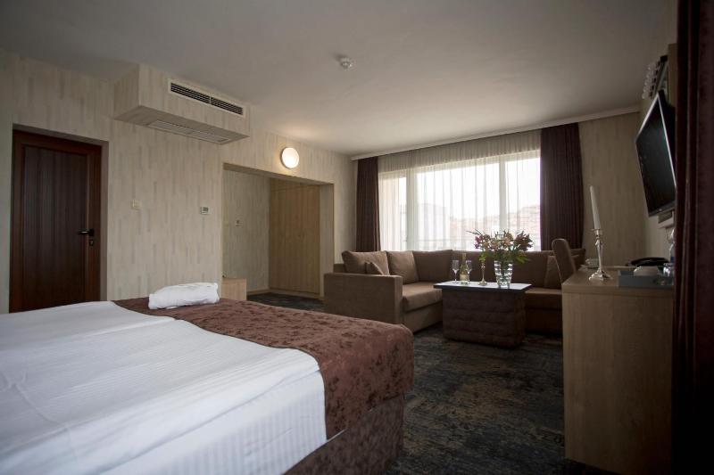 Deluxe Junior Suite with Balcony image 3