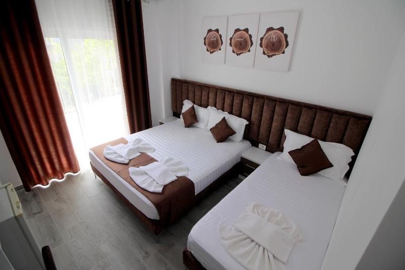 Triple Room with Balcony image 4