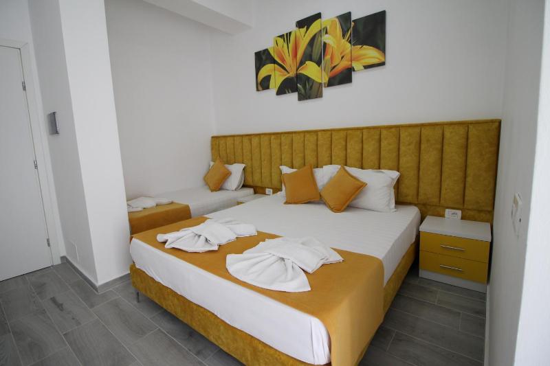 Triple Room with Balcony image 2