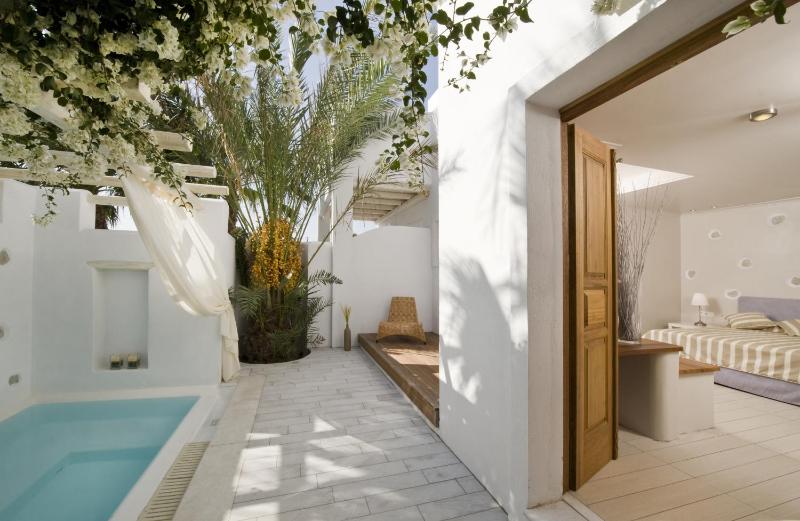 Suite with Jetted Tub - Split Level image 4