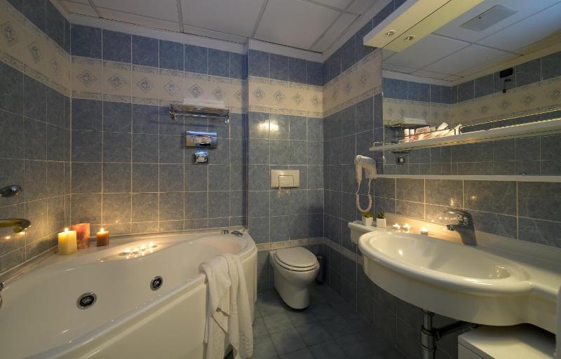 Superior Double or Twin Room with Spa Access image 2