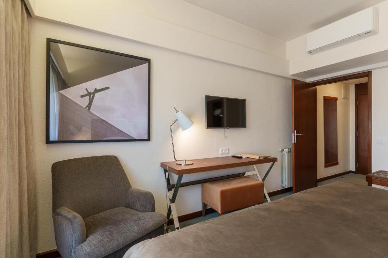 Classic Twin Room image 2