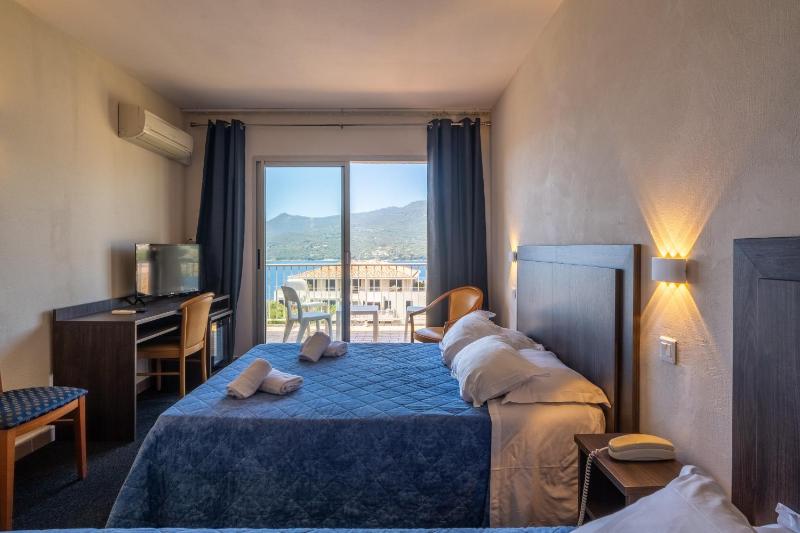Triple Room with Sea View image 1