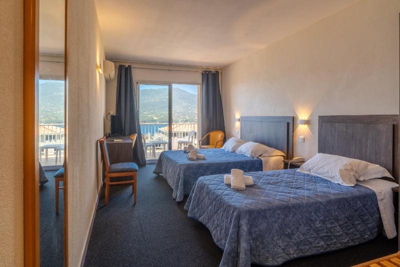 Triple Room with Sea View image 4