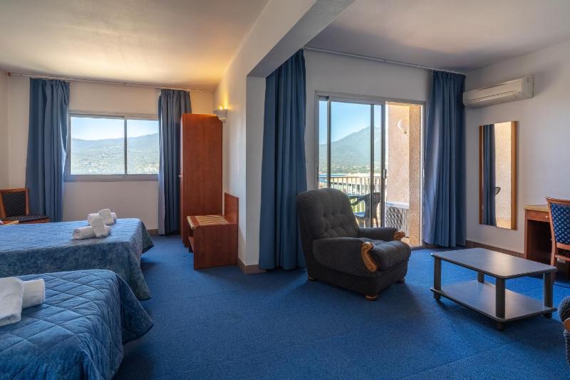 Quadruple Room with Sea View image 4