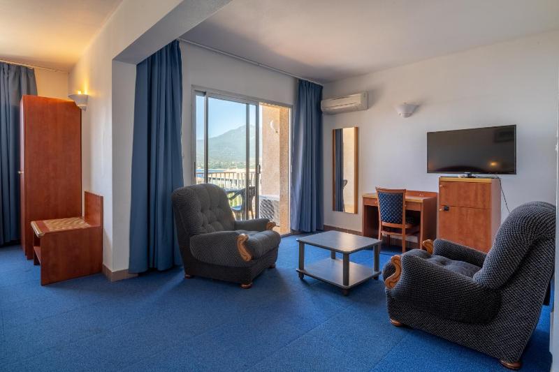 Quadruple Room with Sea View image 3