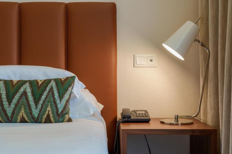 Classic Twin Room image 3