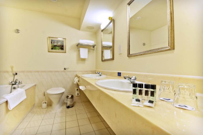 Superior Triple Room image 2