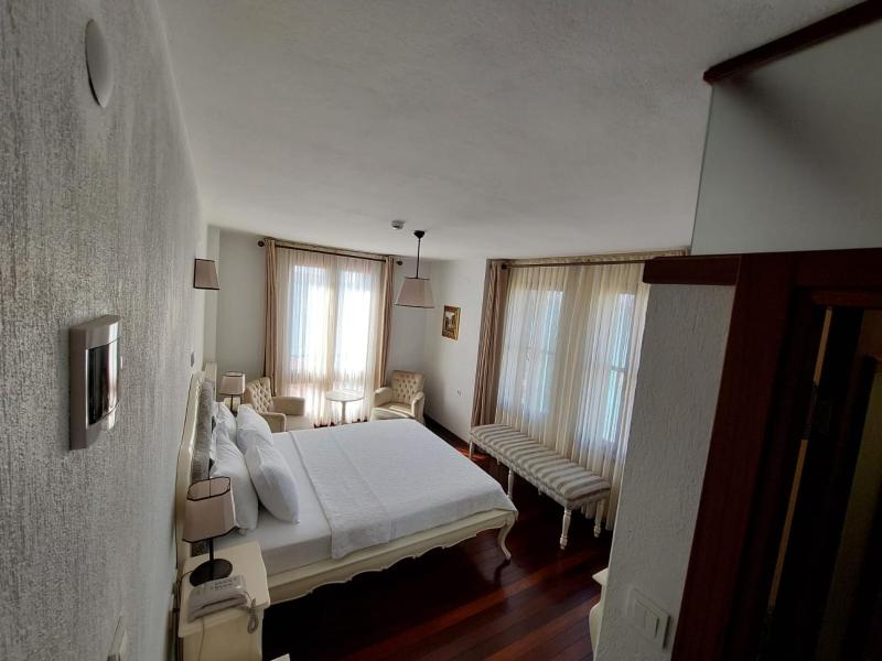 Deluxe Double Room image 1