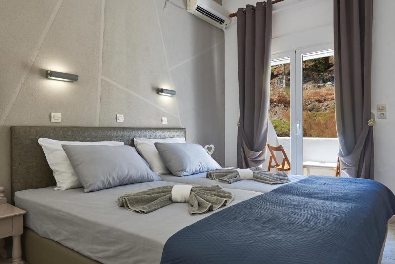 Standard Twin Room with Mountain View image 3