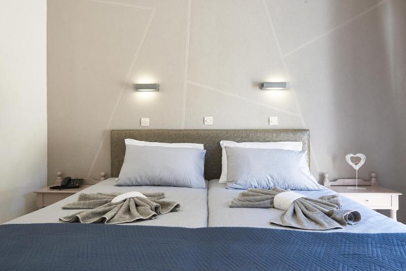 Standard Twin Room with Sea View image 2