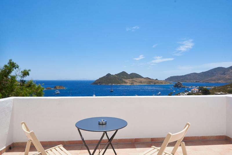 Standard Triple Room with Sea View image 2