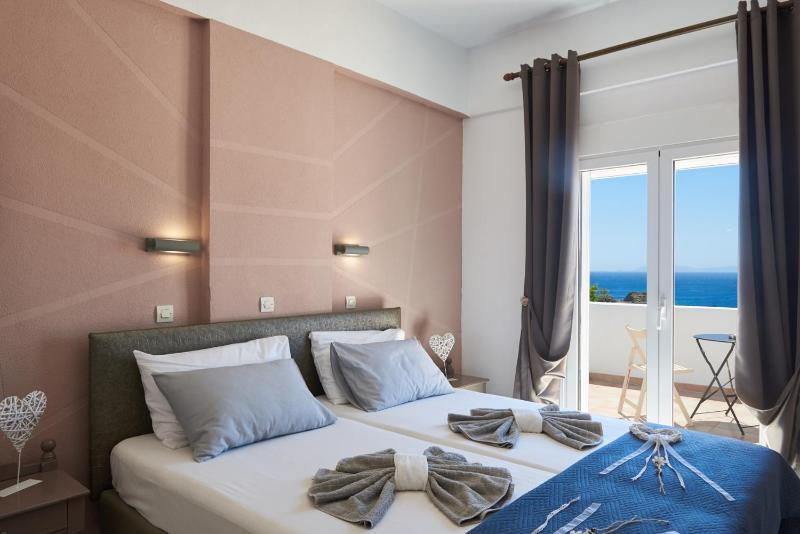 Standard Triple Room with Sea View image 4