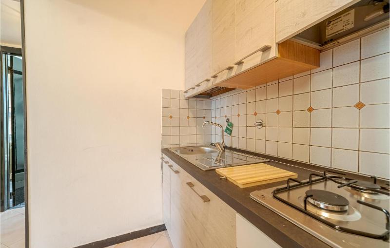 2 Bedroom Lovely Apartment In Genova - image 8