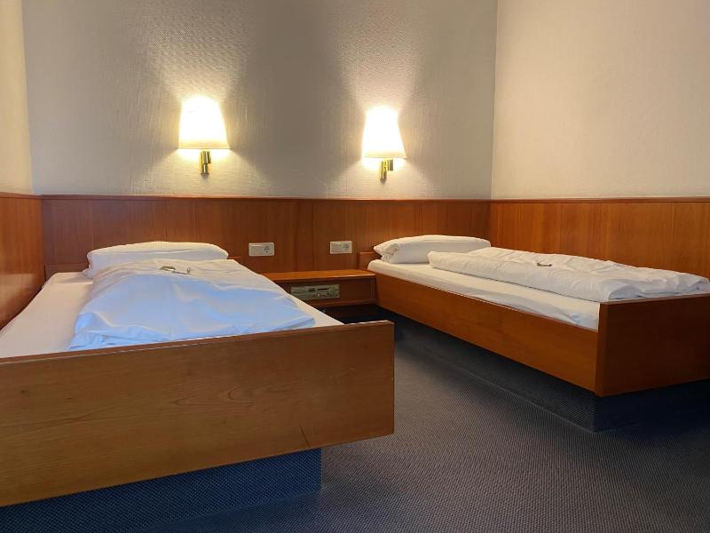 Standard Twin Room image 1