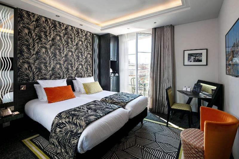 Deluxe Twin Room with Balcony image 1