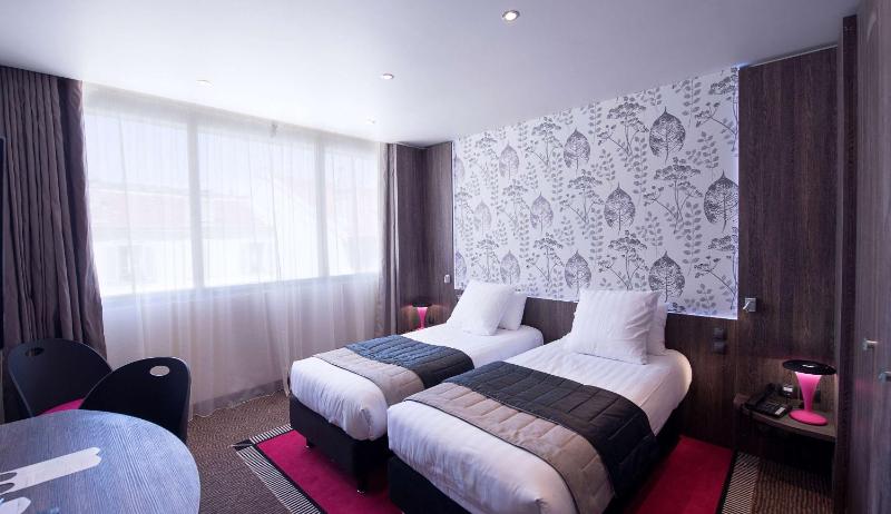 Superior Twin Room with City View image 3